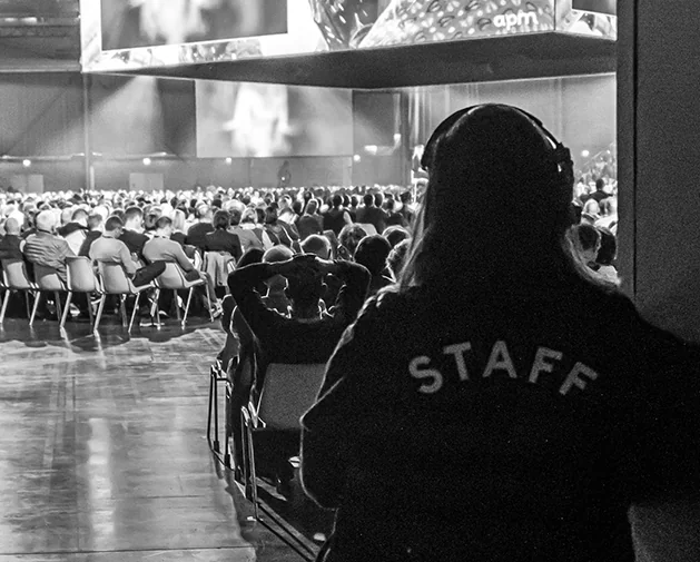 Un homme fait de la tyrolienne depuis la Tour Eiffel