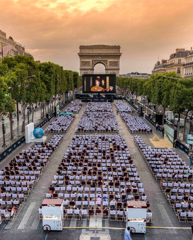 Scène à ciel ouvert sur les Champs Élysées